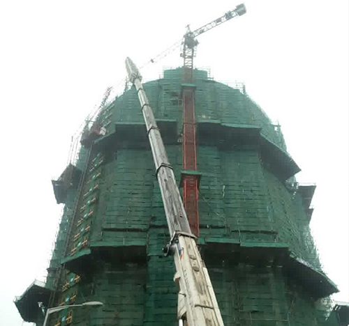 秦皇岛吊车在工地上作业